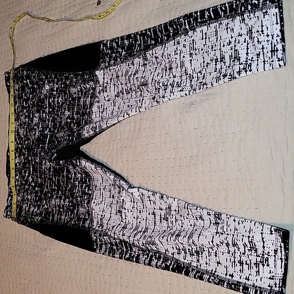 Women's Black and White Patterned Leggings - Brand Unspecified